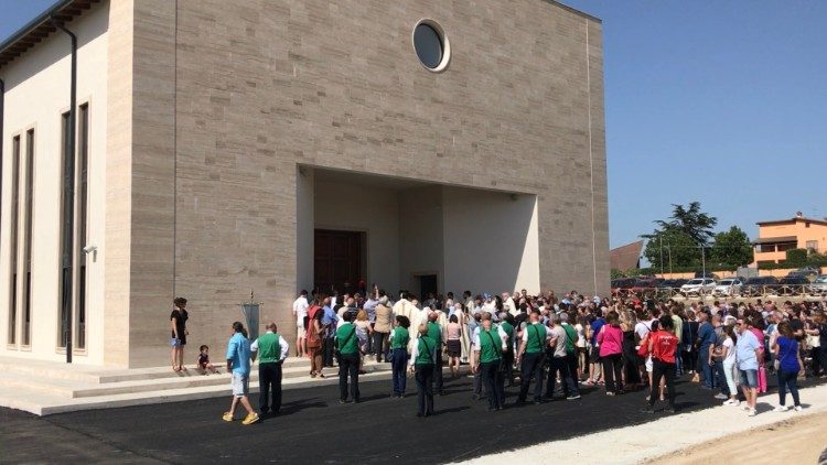 I fedeli sul sagrato in attesa di entrare nella nuova chiesa