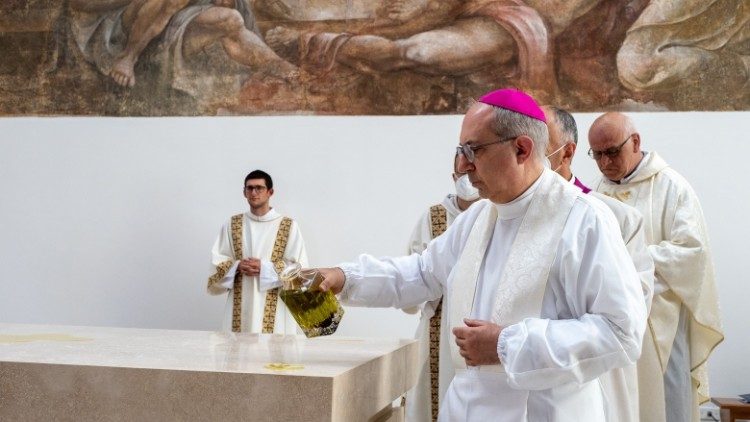 Il vescovo Gianrico Ruzza mentre unge il nuovo altare col crisma