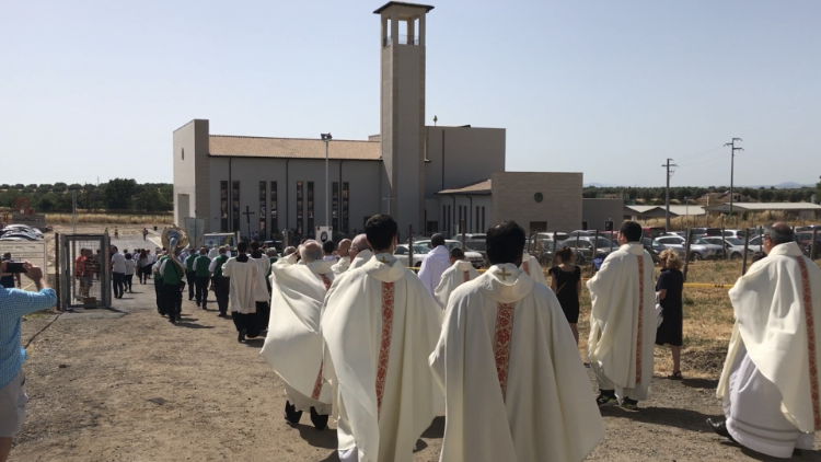 La processione d'ingresso per la consacrazione della chiesa dei santi martiri Mario, Marta e figli in Valle Santa