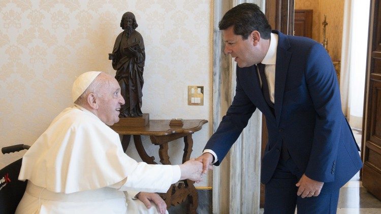 Papa Francesco saluta Fabian Picardo, primo ministro di Gibilterra
