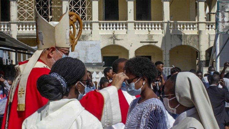 Dom Claudio dalla Zuanna, Arcebispo da Beira (Moçambique), durante as Confirmações na Sé Catedral