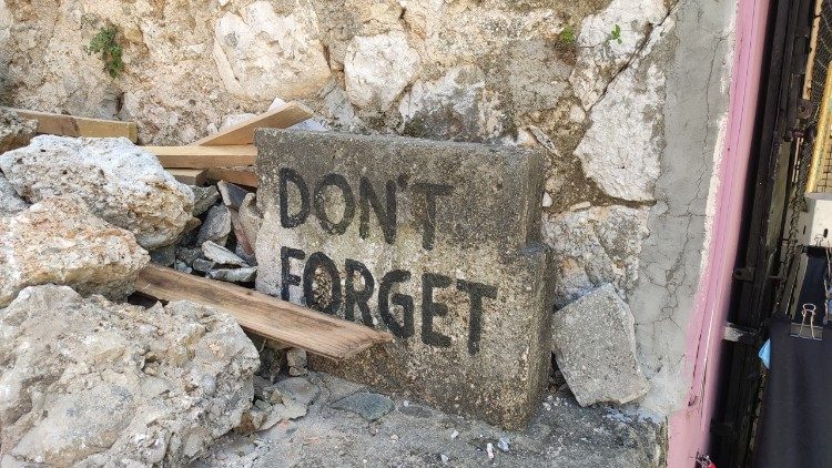 Mostar, una pietra ricorda ai passanti di non dimenticare