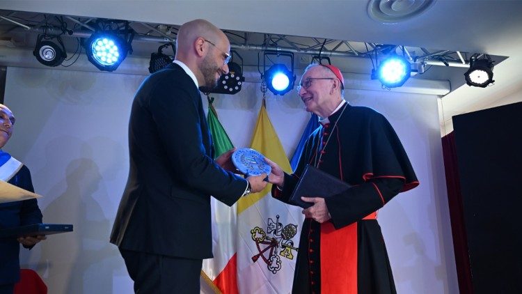 Il cardinale Parolin riceve il premio dell'Istituto Nazinale Azzurro