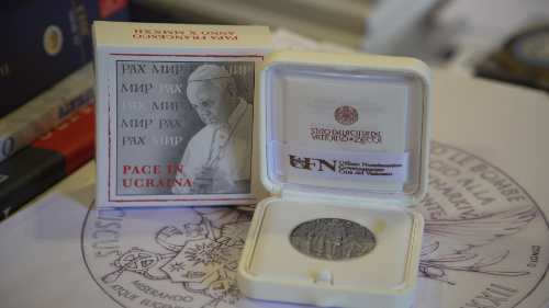 У Ватикані випустили медаль на підтримку постраждалих від війни в Україні