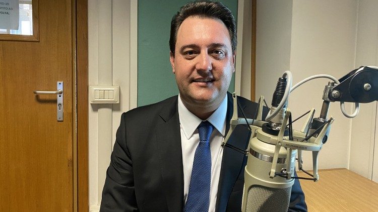 Ratinho Júnior em entrevista a Silvonei José, nos estúdios da Rádio Vaticano-Vatican News