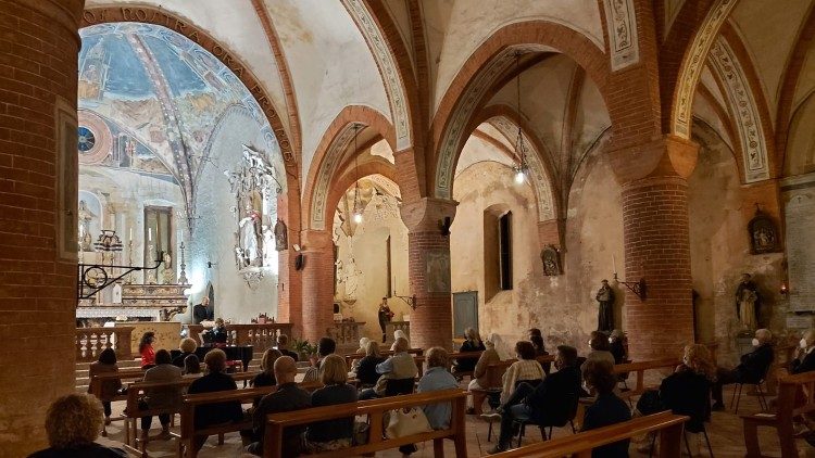 Una chiesa durante una celebrazione serale