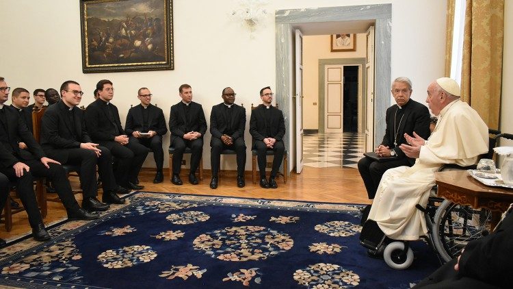 Die Pressemitteilung spricht von herzlicher, wenngleich nicht von informeller Atmosphäre: Papst Franziskus an der päpstlichen Diplomatenakademie
