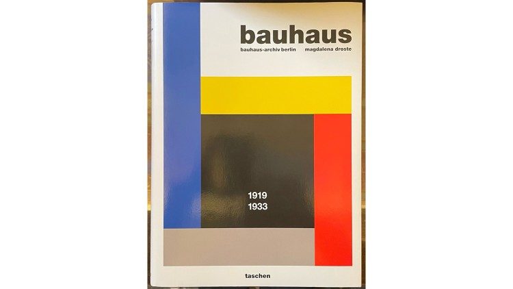 Dono de la Presidenta de la Comisión Europea al Papa: Volumen escuela Bauhaus