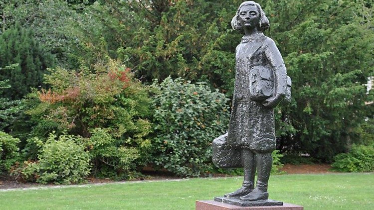 Una statua raffigurante Anne Frank ad Amsterdam 