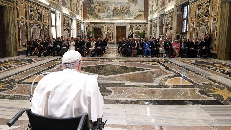 Papež promlouvá k zástupcům evropských katolických rodinných sdružení