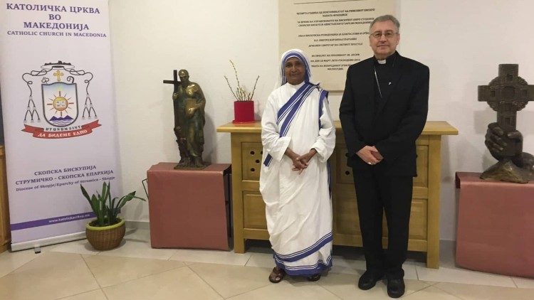 Бискупот Стојанов со с. Јозеф, генерална настојателка на Сестрите Мисионерки на љубовта 
