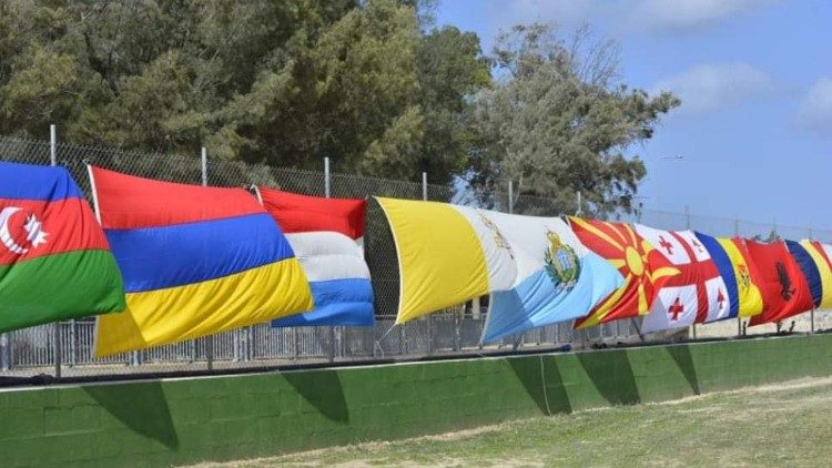 La bandiera vaticana insieme a quella degli altri Paesi partecipanti