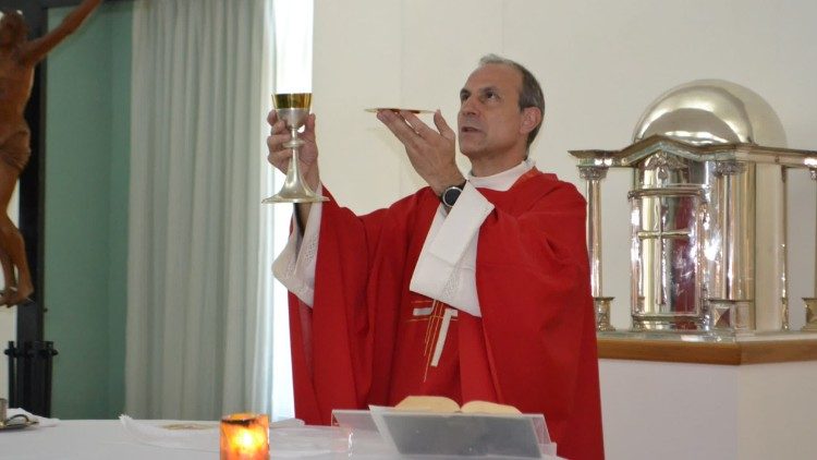 Monsignor Sanchez de Toca celebra la Santa Messa