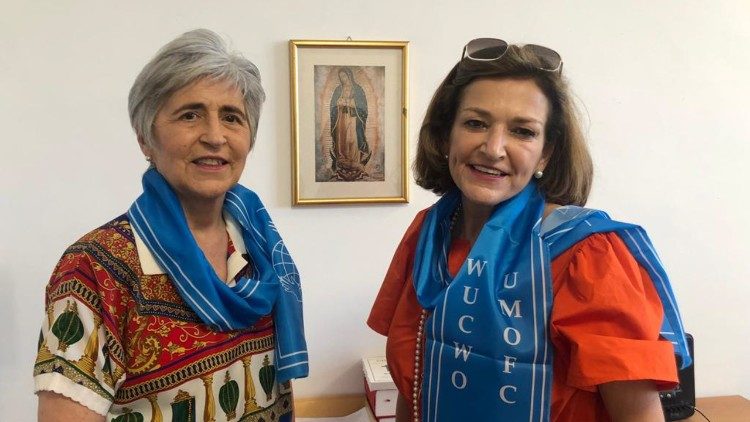 Die Präsidentin der Weltunion der Katholischen Frauenverbände (WUCWO), María Lía Zervino (links) und WUCWO-Schatzmeisterin Monica Santamarina Noriega (rechts)