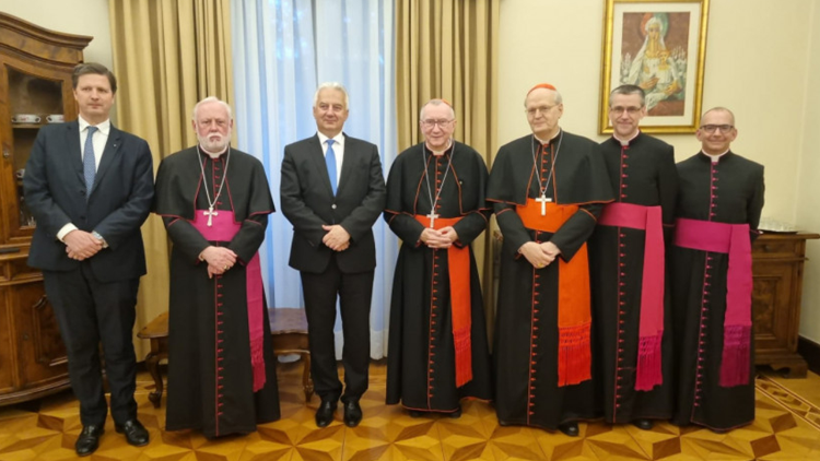 Parolin bíboros és a vatikáni államtitkár néhány munkatársának kitüntetése a Pápai Magyar Intézetben