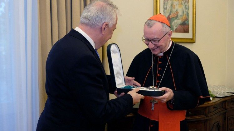 Kardinalstaatssekretär Pietro Parolin (rechts)  wird mit dem Ungarischen Verdienstorden geehrt (8. Juni 2022)