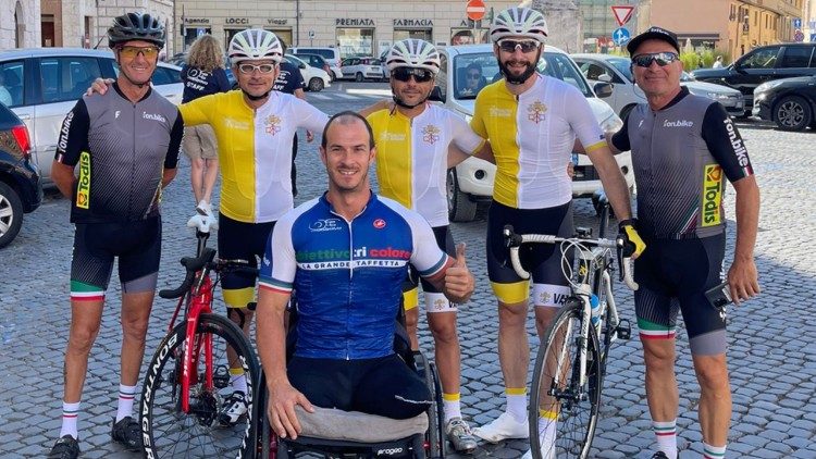 Les cyclistes de l'Athletica Vaticana, l'association sportive du Vatican, prêts pour une étape du "Tour d'Italie" paralympique qui se déroule en ce mois de juin 2022