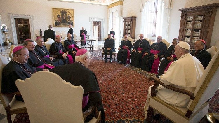 Foto de arquivo: bispos da Conferência Episcopal de Honduras com o Papa Francisco (Vatican Media)