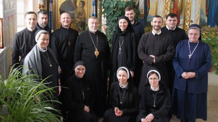 Arcebispo Stepan Meniok, com sacerdotes e religiosas do Exarcado de Donetsk