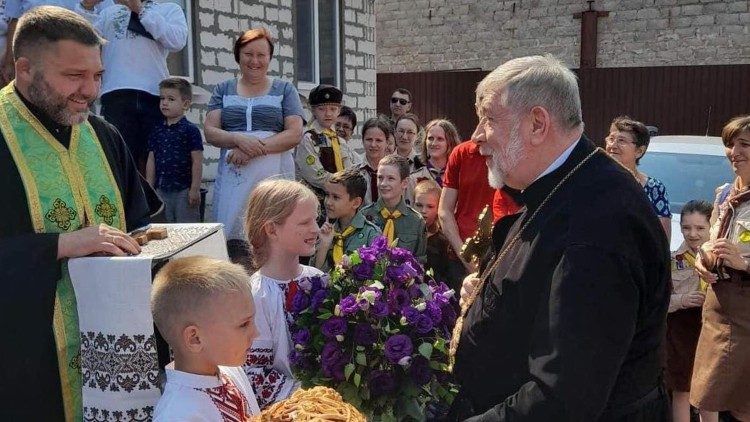 L'esarca di Donetsk, monsignor Stepan Meniok insieme ai fedeli a Kryvyj Rih