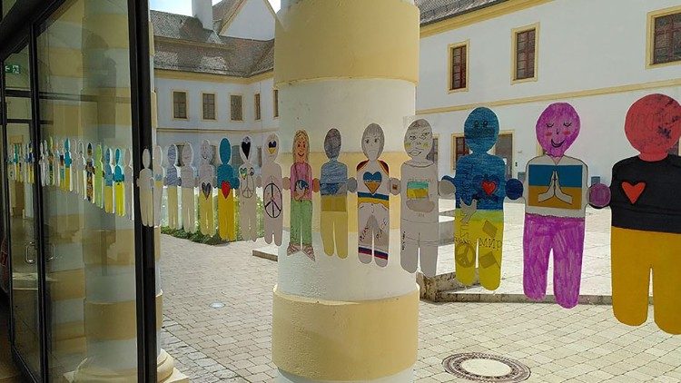 "Menschenkette" der Mitmachaktion an der Maria-Ward-Realschule in Eichstätt