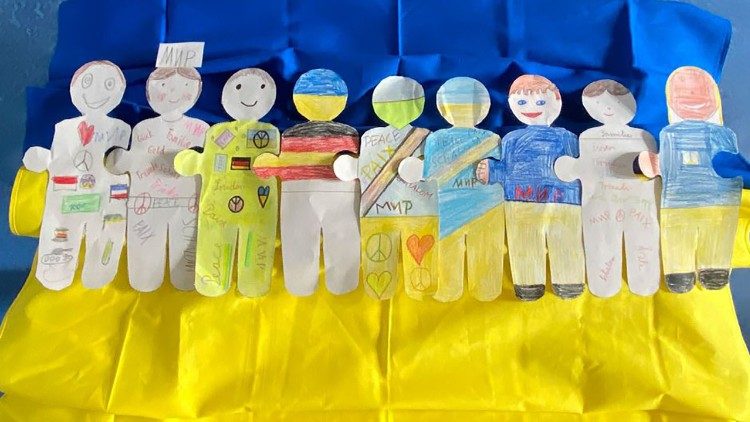 Menschenkette - die Solidaritätsaktion der Sternsinger, bei der deutsche Kinder darüber nachdenken, was ukrainische Kinder brauchen