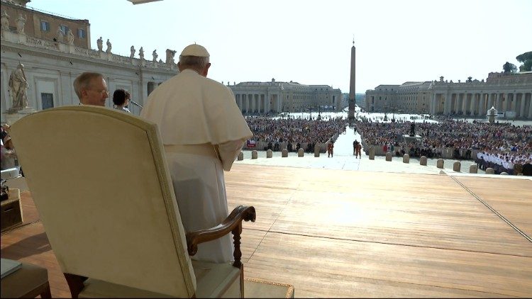 האפיפיור פרנציסקוס במהלך קבלת הקהל, בכיכר פטרוס הקדוש