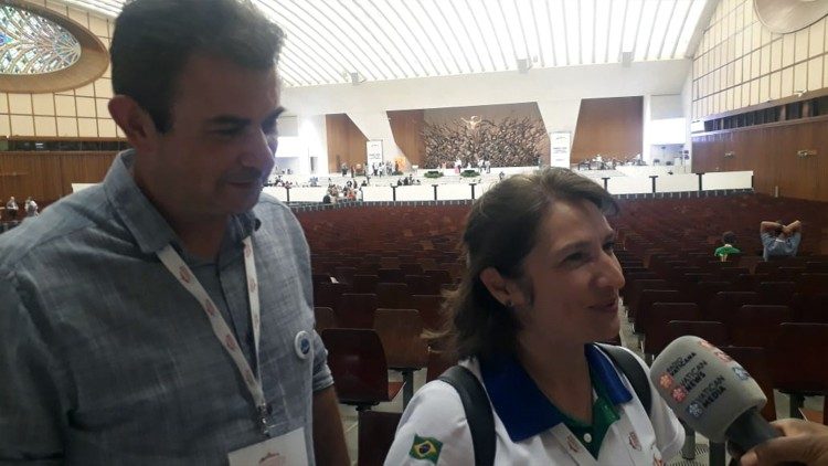O casal Alisson e Solange Schila, na Sala Paulo VI, no 10° Encontro Mundial das Famílias
