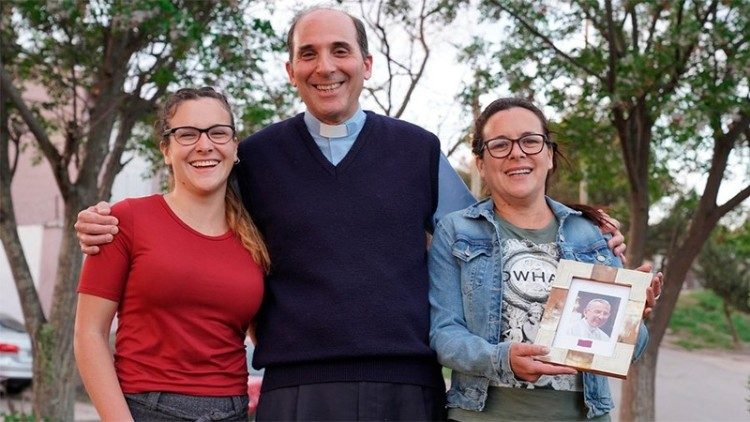 De izquierda a derecha: Candela Giarda, el Padre José Dabusti y Roxana Sosa, madre de Candela.