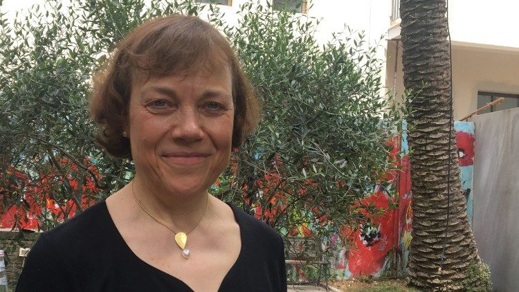Die EKD-Ratsvorsitzende Annette Kurschus im Garten der Christuskirche in Rom