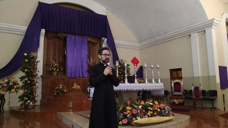 El nuevo obispo auxiliar de Santiago de Guatemala, monseñor Tulio Omar Pérez Rivera