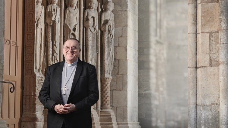 Mgr Le Saux, nouvel évêque d'Annecy (crédits: Simon Lagoarde, studio Waap)