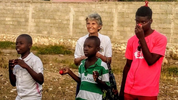 Suor Luisa Dell'Orto tra i bimbi di Haiti