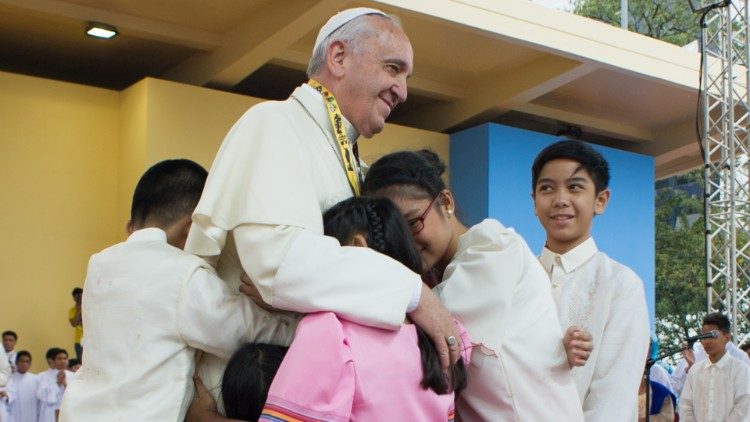 Papst Franziskus umarmt Kinder (Bild von seiner Apostolischen Reise auf die Philippinen im Januar 2015)