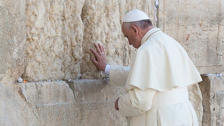 Popiežius Pranciškus prie Raudų sienos Jeruzalėje