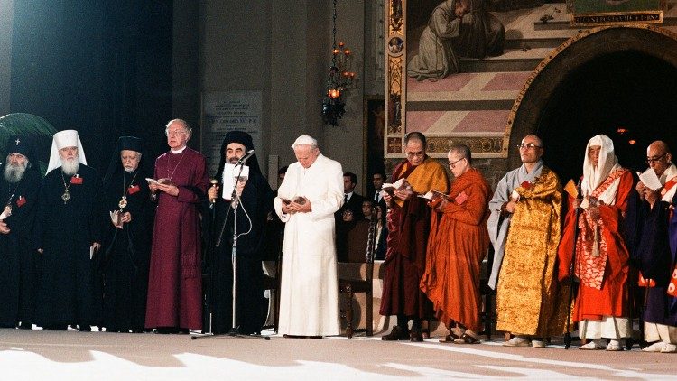 Papa João Paulo II com representantes de várias Igrejas e comunhões Cristãs no Dia Mundial de Oração pela Paz em Assis, 27 de outubro de 1986