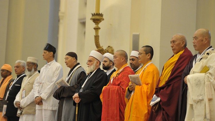 Un momento di una preghiera interreligiosa