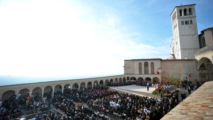 La Basilica inferiore di San Francesco ad Assisi durante la preghiera per la pace del 2011