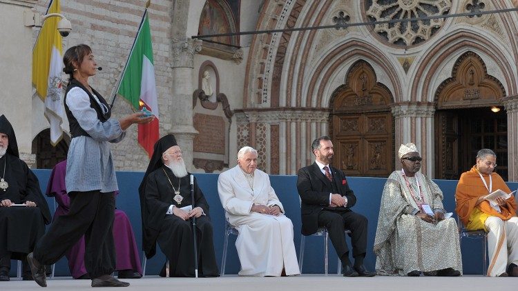 Bei einem Treffen mit Religionsführern 2011 in Assisi