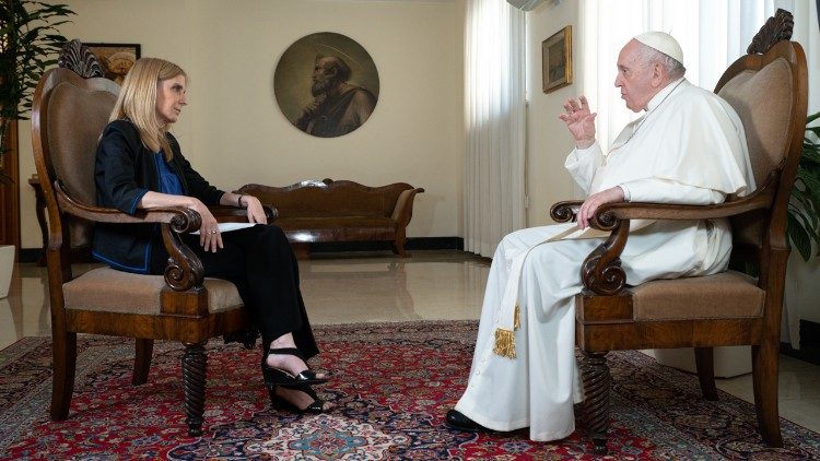 Popiežius Pranciškus ir  Argentinos nacionalinės naujienų agentūros „Telam“ direktorė Bernarda Llorente 