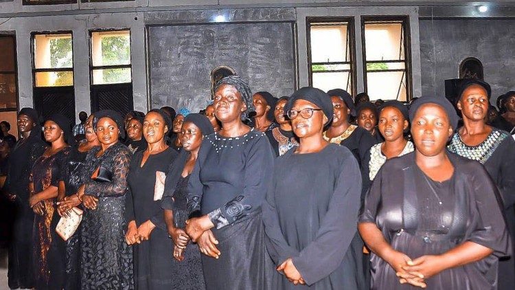 Des fidèles lors des funérailles d'un prêtre tué cette année dans l'État de Kaduna, au Nigeria. 