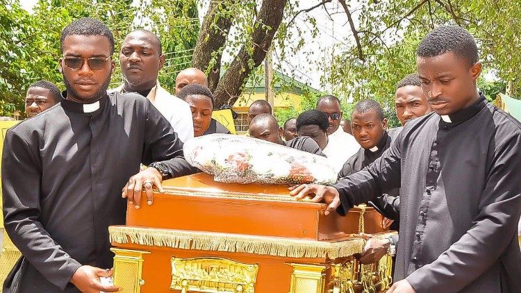 Pogrzeba jednego z zabitych księży w Nigerii