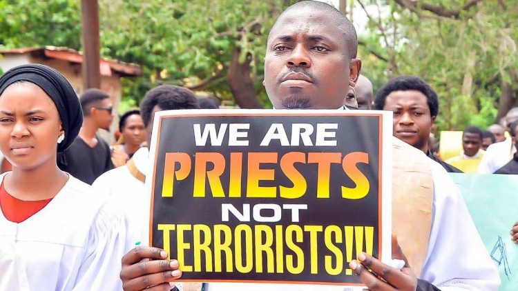 Momento da manifestação pacífica dos sacerdotes católicos da Nigéria