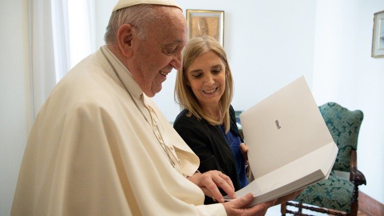 La giornalista Bernarda Llorente con Papa Francesco