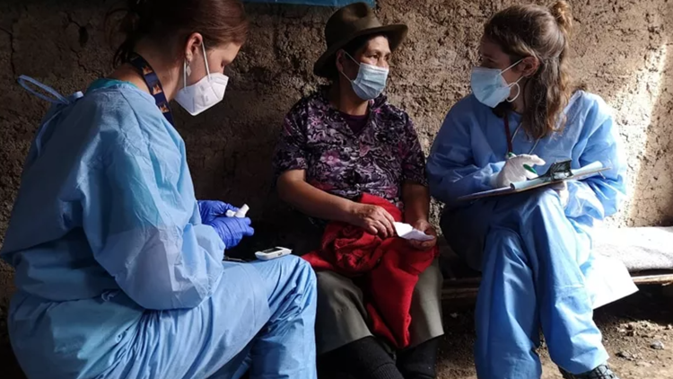 Operatori sanitari in Perù impegnati in un progetto sanitario dell'Associazione Apurimac