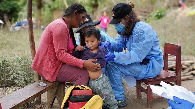 Le visite mediche offerte dall'Associazione Apurimac alla gente delle Ande