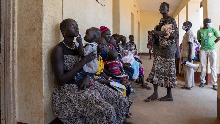 Mãs com seus filhos aguardam para serem atendidas no Hospital de Yirol, Sudão do Sul