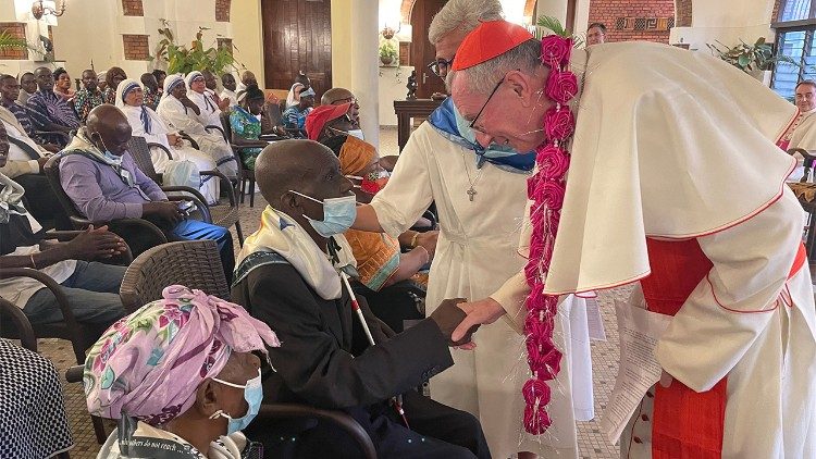 Kardinali Parolin akiwa na wageni wa Watawa wanaowahudumia huko Kinshasa