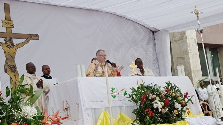 Kardinál státní sekretář během slavení eucharistie v Kinshase