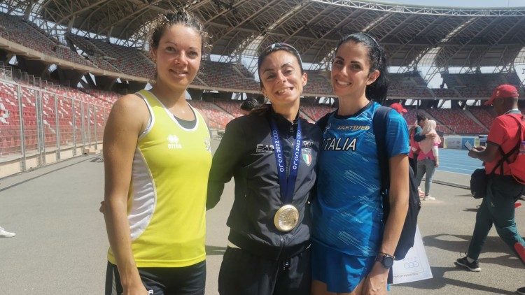 Sara Carnicelli účastnící se her za Athletica vaticana s dvěma italskými atletkami
